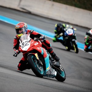 C7娱乐-包含胜负迎头！赛场上充满激烈比拼，奋力向前的词条