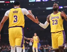 浓眉哥在防守端发挥出众，成为球队的一大支柱(浓眉哥在防守端发挥出众,成为球队的一大支柱是)