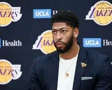 浓眉哥在防守端发挥出众，成为球队的一大支柱(浓眉哥在防守端发挥出众,成为球队的一大支柱是)